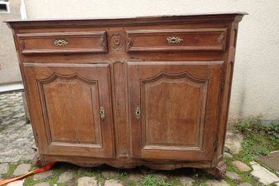 Buffet en chêne mouluré et sculpté ouvrant à deux tiroirs en…