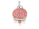 un pendentif en forme de cupcake orné de diamants roses et blancs sur fond blanc