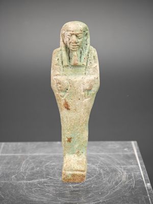 une statue égyptienne représentant une femme tenant un bol de nourriture