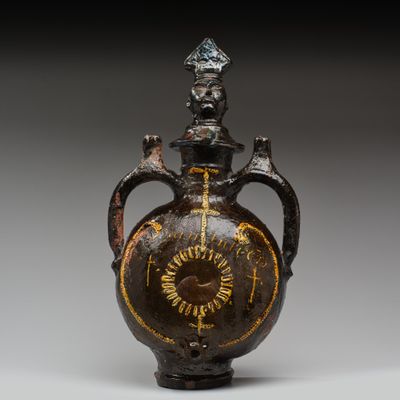 une image représentant un vase d'aspect très ancien sur lequel figure une horloge