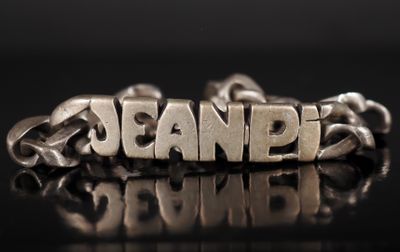 le nom « jeanpe » est inscrit sur une chaîne en argent