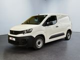 La camionnette blanche est garée dans une grande pièce