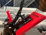 une machine rouge posée sur une table