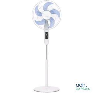 une photo d'un ventilateur de table blanc posé sur un pied blanc