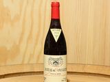 une bouteille de vin posée sur un tonneau