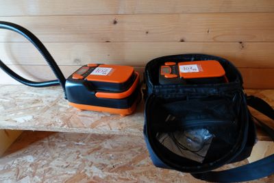 deux objets orange et noirs posés sur un banc en bois
