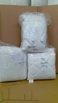 Plusieurs rouleaux de papier toilette sont empilés sur une boîte en carton