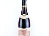gros plan d'une bouteille de vin sur fond blanc