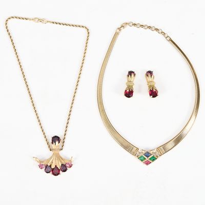 deux bijoux, dont un collier, des boucles d'oreilles et une bague