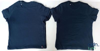 deux t-shirts munis de fermetures éclair à l'avant et à l'arrière