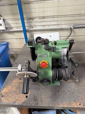 une machine posée sur une table dans un garage