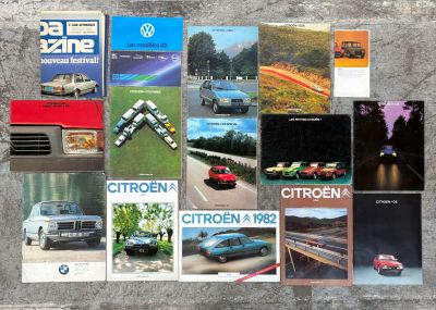 plusieurs livres posés sur une table, avec une voiture au milieu