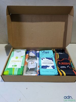 une boîte d'objets assortis posée sur une table