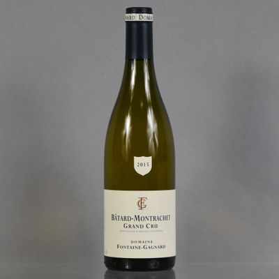 une bouteille de vin posée sur une table