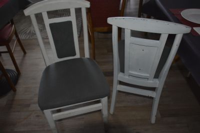 Lot 18 chaises bois blanc, assise tissu, en l'état