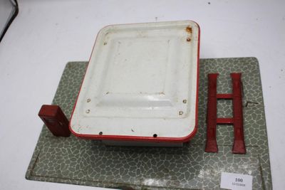 une photo d'un plateau rouge et blanc posé sur une table
