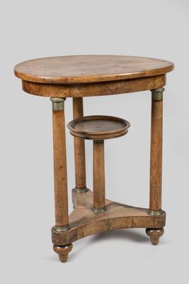 une photo d'une table en bois sur laquelle se trouvent deux étagères