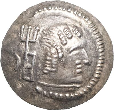 une pièce d'argent représentant un homme tenant un marteau et un marteau
