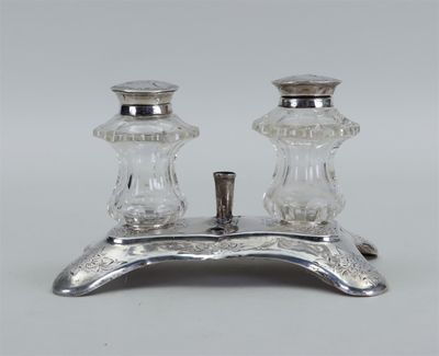 paire de salières et poivrières argentées sur socle