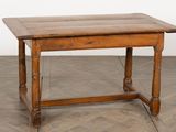 une vieille table en bois posée sur un parquet en bois massif
