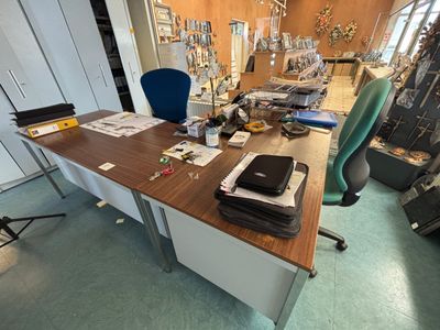 un bureau sur lequel se trouve un ordinateur portable, dans une pièce