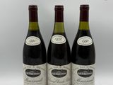 trois bouteilles de vin posées sur une table blanche