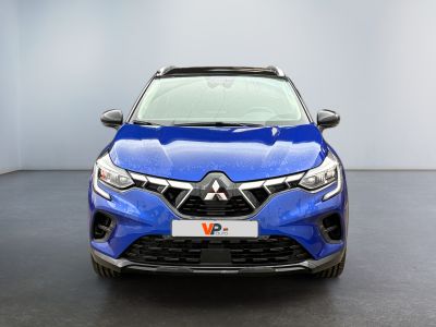 vue de face d'une voiture bleue dans un showroom