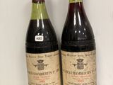 deux bouteilles de vin posées sur une table