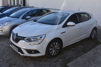 plusieurs voitures garées les unes à côté des autres dans un parking