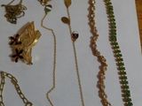 de nombreux colliers et bracelets différents disposés sur une table