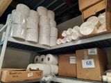 de nombreux rouleaux de papier toilette sur les rayons du magasin
