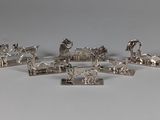 figurines d'animaux et de chevaux plaquées argent sur un fond blanc