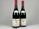 deux bouteilles de vin rouge posées l'une à côté de l'autre sur une table