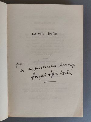 un livre ouvert avec une écriture dessus, posé sur une table