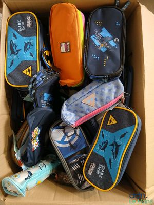 une boîte en carton remplie de différents types de bagages