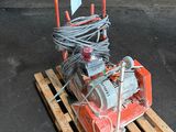 une machine posée sur une palette dans la rue