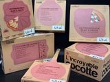 plusieurs boîtes contenant différents types de gâteaux posées sur une table