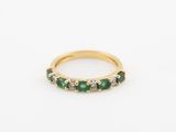 une bague en or sertie d'émeraudes et de diamants
