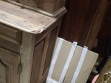 une armoire en bois surmontée d'un miroir
