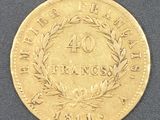 Gros plan sur une pièce d'or ornée d'une couronne.