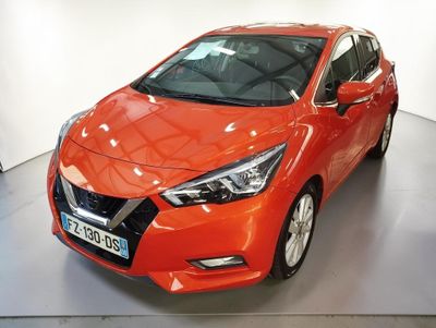 un gros plan d'une voiture rouge garée dans un garage
