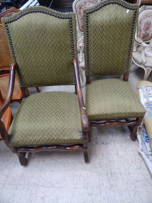 Une paire de chaises et un fauteuil