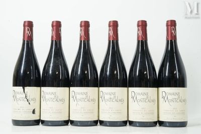 six bouteilles de vin sont alignées sur une table