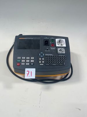 une calculatrice posée sur une table, avec une étiquette de prix