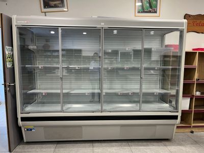 une image d'une vitrine réfrigérée dans un magasin