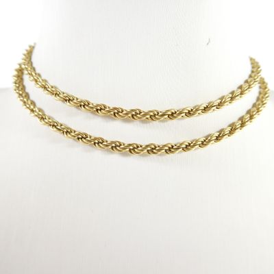 gros plan d'un collier sur un mannequin mannequin mannequin mannequin mannequin mannequin mannequin mannequin mannequin