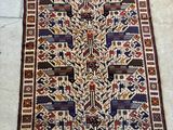 un tapis posé à même le sol, orné d'un motif