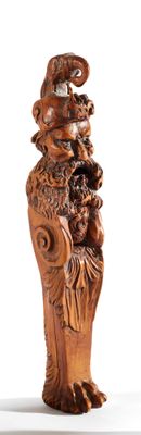 un vase en bois surmonté d'un oiseau