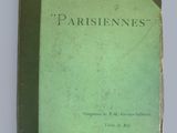 un vieux livre posé sur une table à côté d'un mur blanc