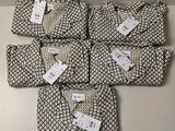 quatre sacs noirs et blancs, munis d'étiquettes, posés sur une table